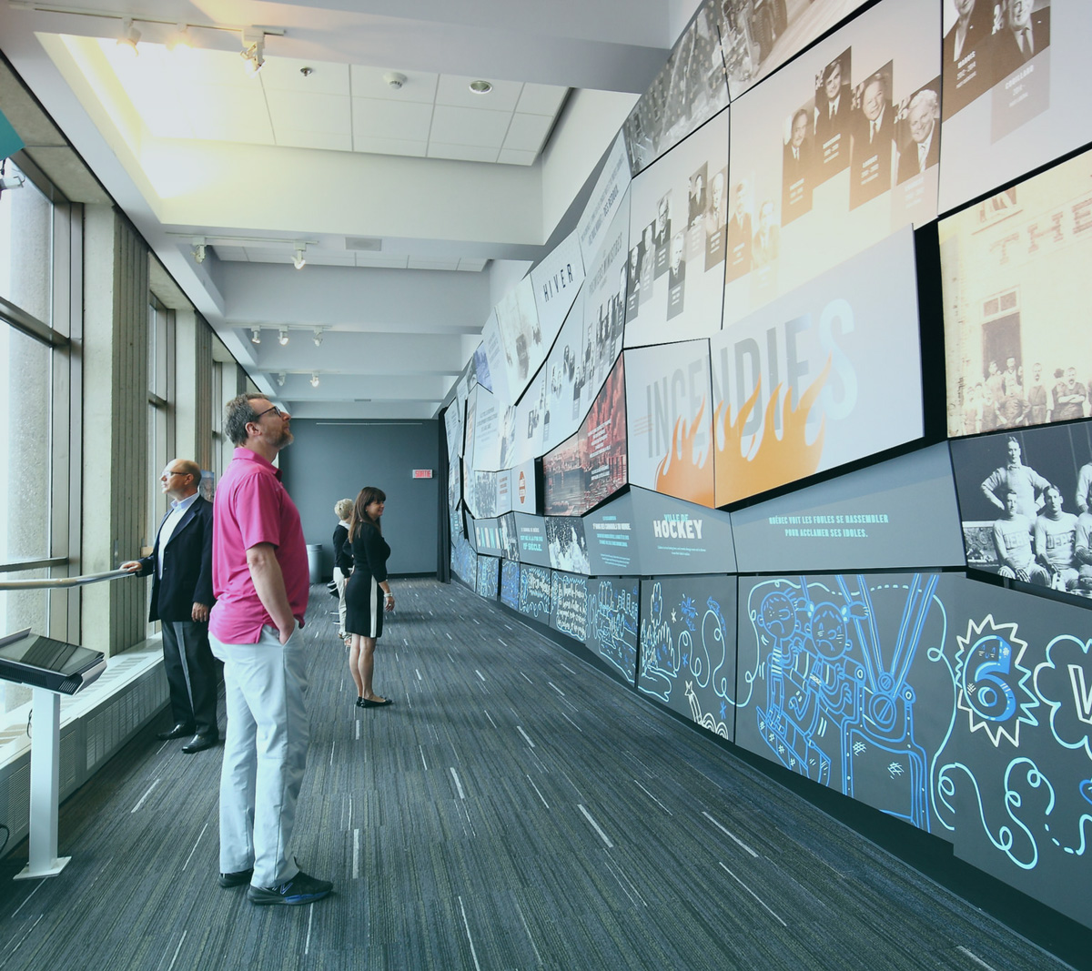 Visiteurs devant le parcours Horizons